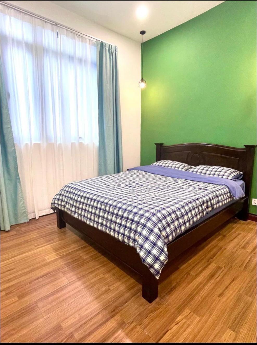 Cozy In Center With Free Parking - 1a *