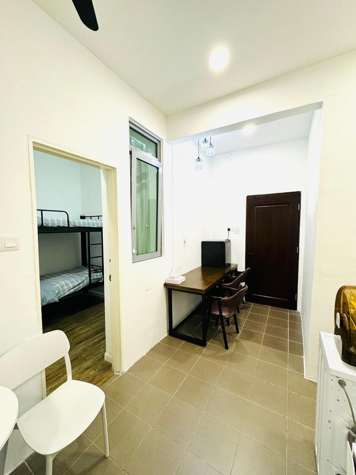 Cozy In Center With Free Parking - 1a *
